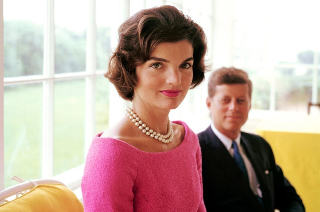 Jacqueline Kennedy Onassis com seu belíssimo colar de pérolas de três voltas