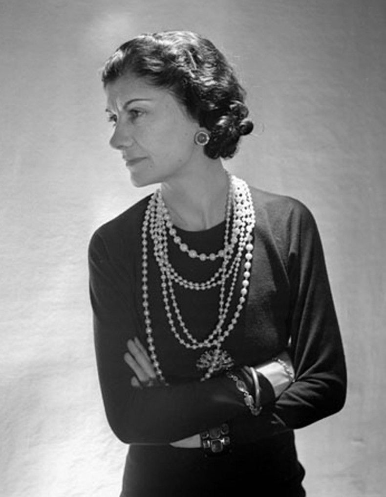 Coco Chanel com colares de pérolas longos